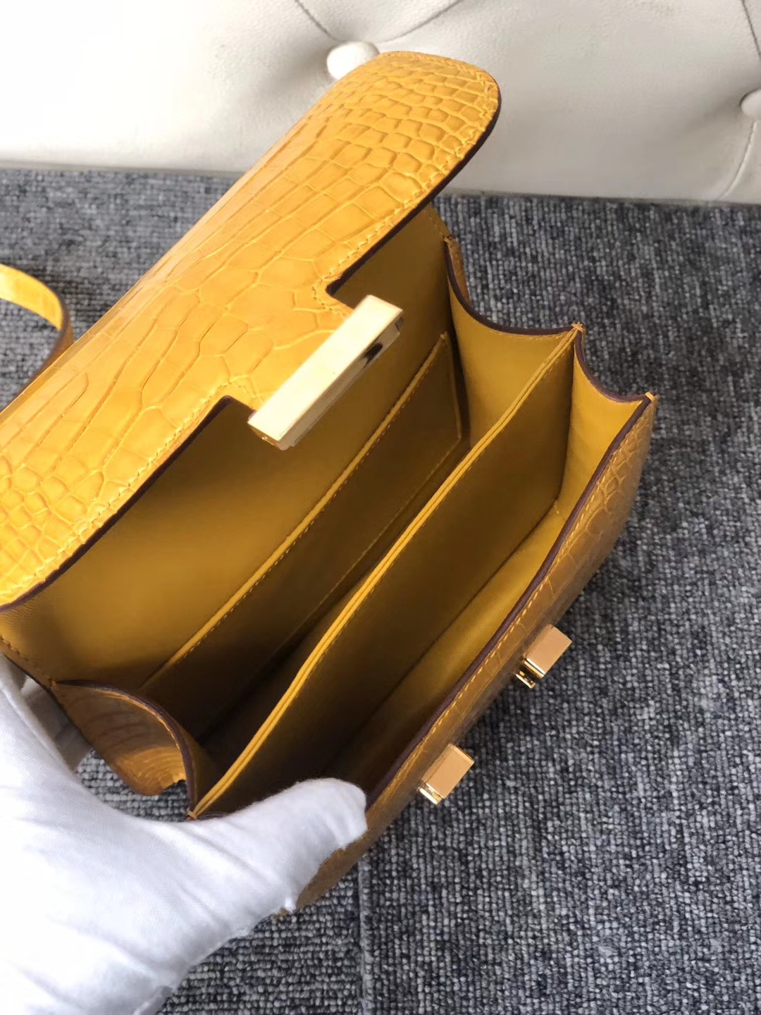 Hermès（爱马仕）Constance 空姐包 亮面鳄鱼 9D 琥珀黄 Ambre 金扣 18cm 顶级手缝 招财色