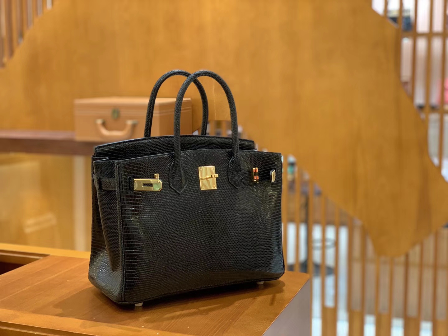 Hermès(爱马仕)Birkin 铂金包 经典黑 蜥蜴皮 金扣 30cm-拉尔森鳄鱼皮具定制 - 爱马仕包包官网 Hermès(爱马仕)Birkin 铂金包 经典黑 蜥蜴皮 金扣 30cm