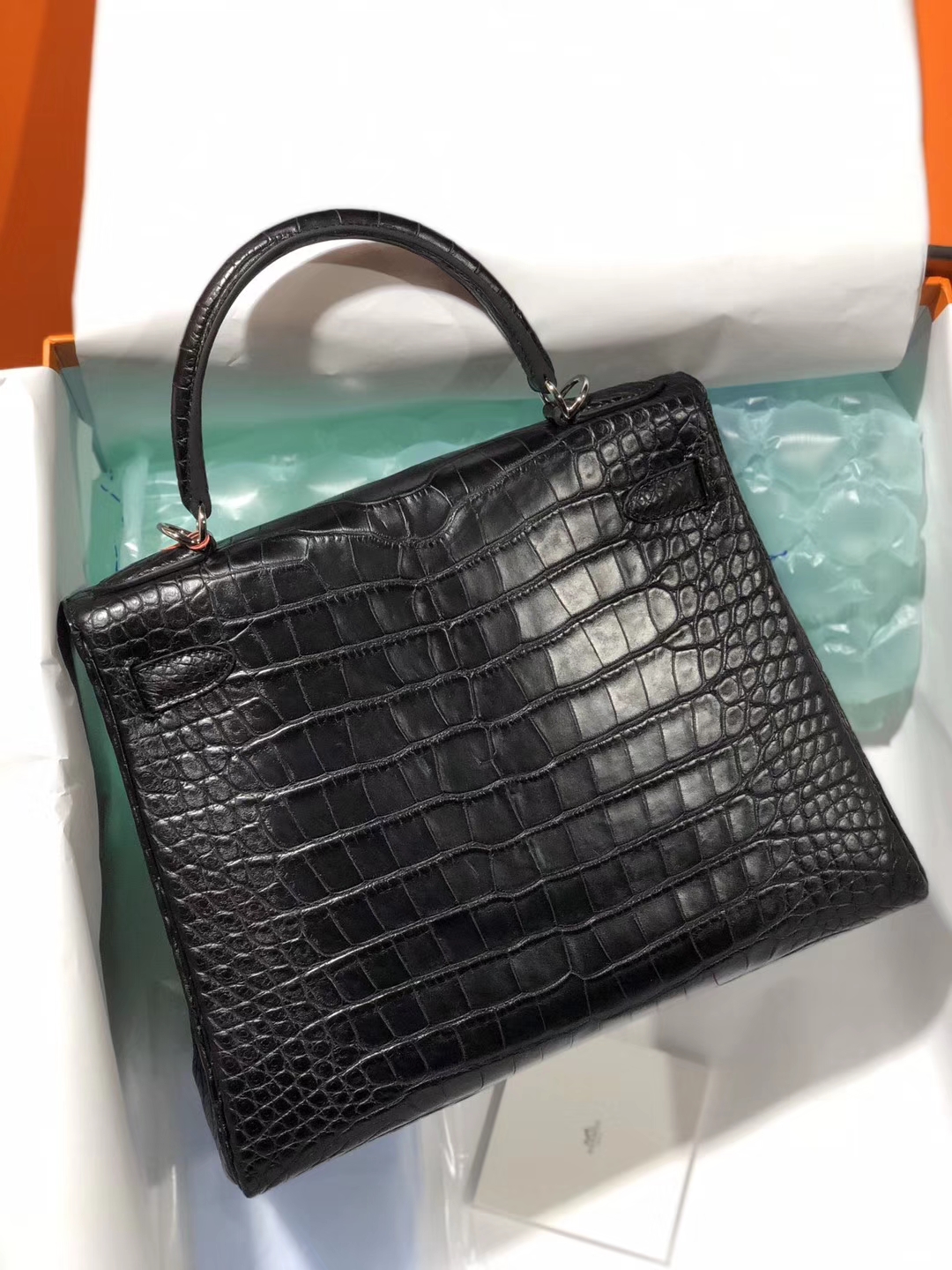 Hermès(爱马仕)Kelly 28cm Alligator matt 雾面鳄鱼 ck89 黑色 Noir 银扣 顶级手缝-拉尔森鳄鱼皮具定制 - 爱马仕包包官网 Hermès(爱马仕)Kelly 28cm Alligator matt 雾面鳄鱼 ck89 黑色 Noir 银扣 顶级手缝