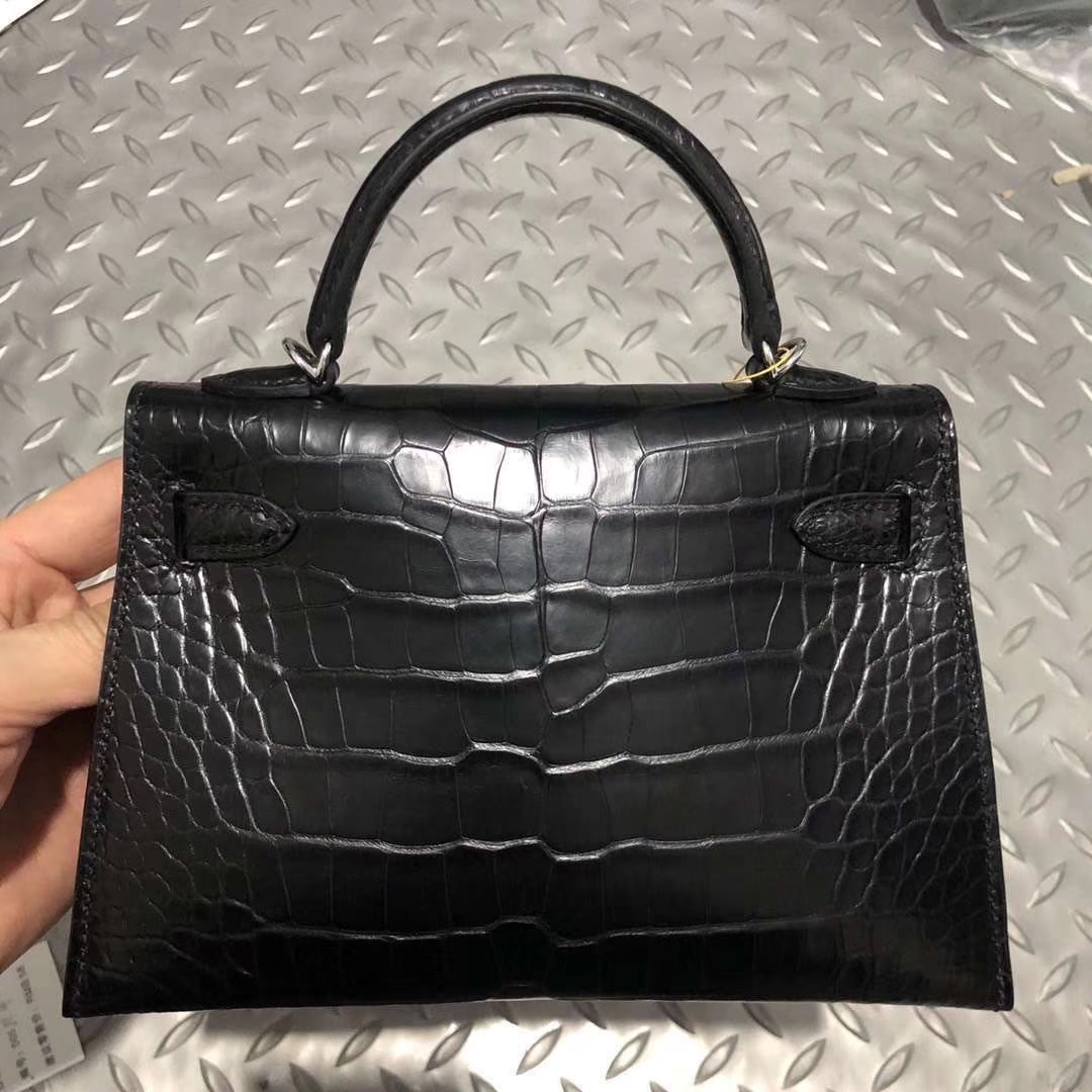 Hermès(爱马仕) Kelly 凯莉包 雾面美洲鳄 ck89黑色 蜡线全手工 银扣 2代 19cm-拉尔森鳄鱼皮具定制 - 爱马仕包包官网 Hermès(爱马仕) Kelly 凯莉包 雾面美洲鳄 ck89黑色 蜡线全手工 银扣 2代 19cm