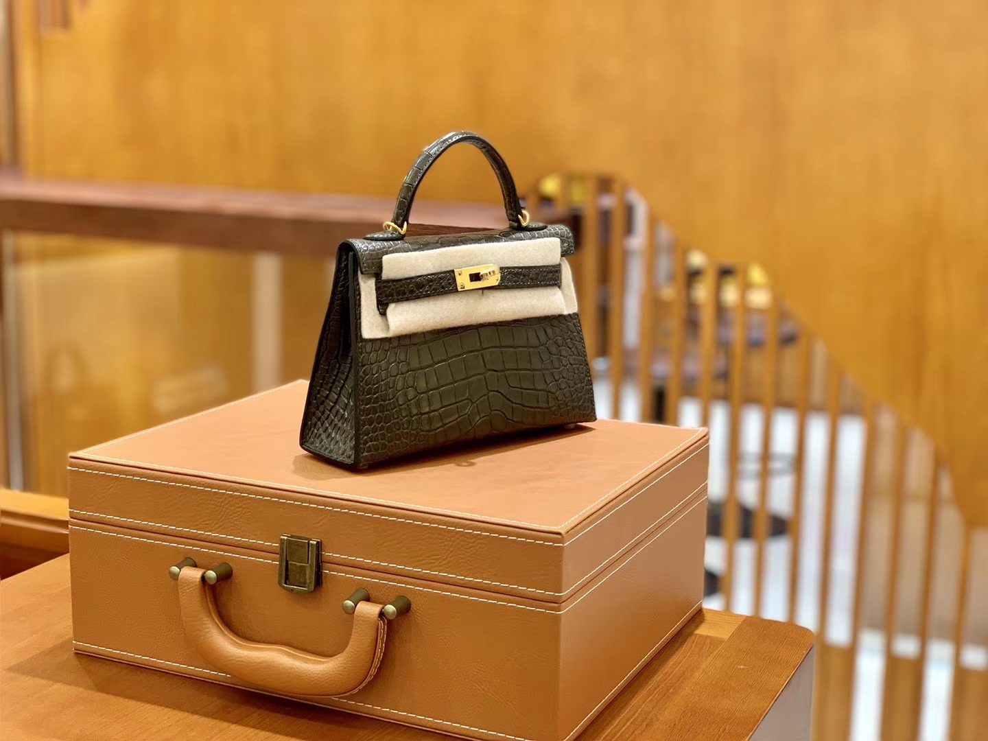 Hermès（爱马仕）Mini Kelly 迷你凯莉 经典黑 雾面鳄鱼 臻品级别 金扣 19cm