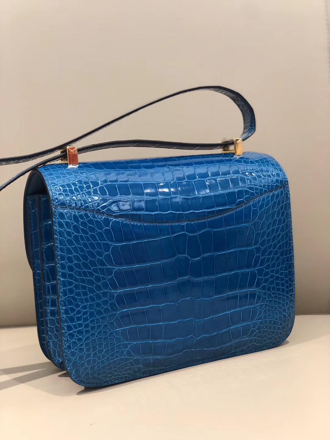 Hermès(爱马仕)Constance 24cm Alligator shiny 亮面鳄鱼7w 伊兹密尔蓝 Blue izmir 金扣 现货-拉尔森鳄鱼皮具定制 - 爱马仕包包官网 Hermès(爱马仕)Constance 24cm Alligator shiny 亮面鳄鱼7w 伊兹密尔蓝 Blue izmir 金扣 现货