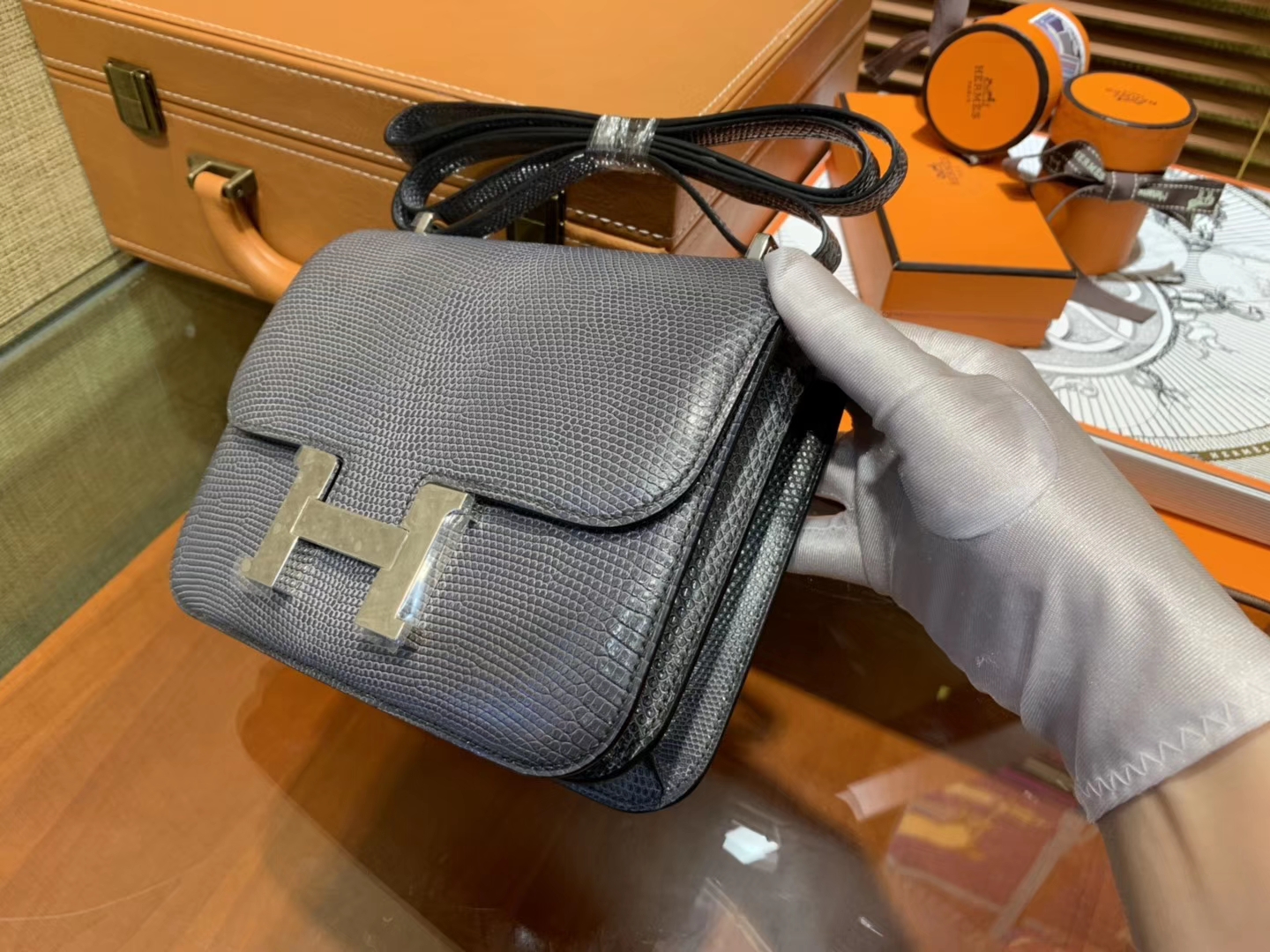 Hermès(爱马仕)Constance 空姐包 锡器灰 蜥蜴皮 银扣 18cm-拉尔森鳄鱼皮具定制 - 爱马仕包包官网 Hermès(爱马仕)Constance 空姐包 锡器灰 蜥蜴皮 银扣 18cm
