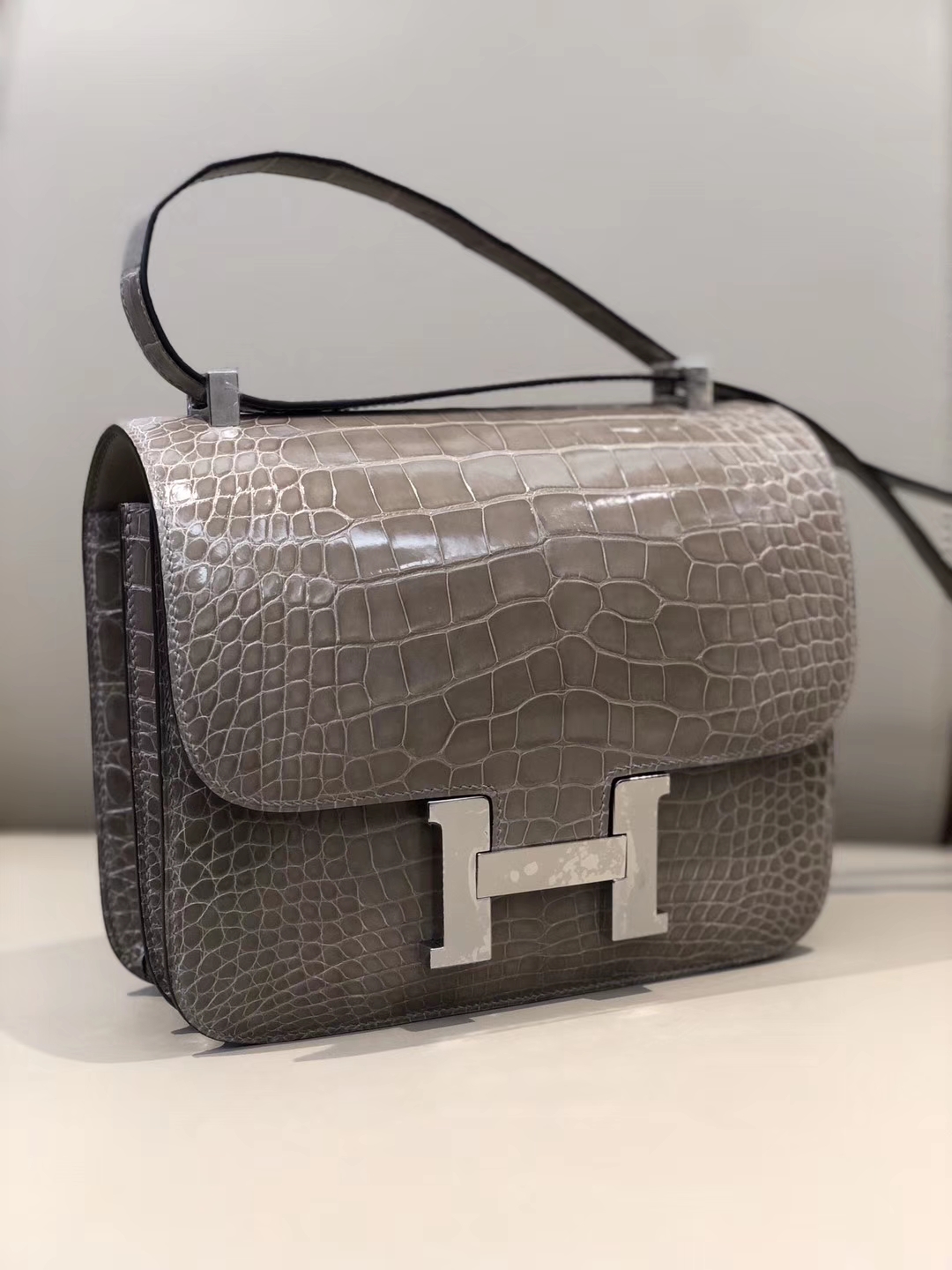Hermès（爱马仕）Constance 24cm Alligator shiny 亮面鳄鱼 ck81 斑鸠灰 Gris T 银扣 顶级手缝 现货