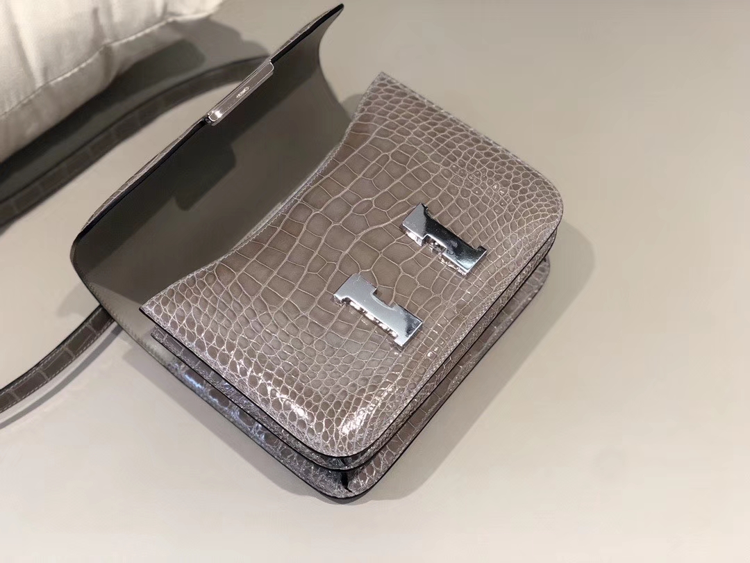 Hermès（爱马仕）Constance 24cm Alligator shiny 亮面鳄鱼 ck81 斑鸠灰 Gris T 银扣 顶级手缝 现货