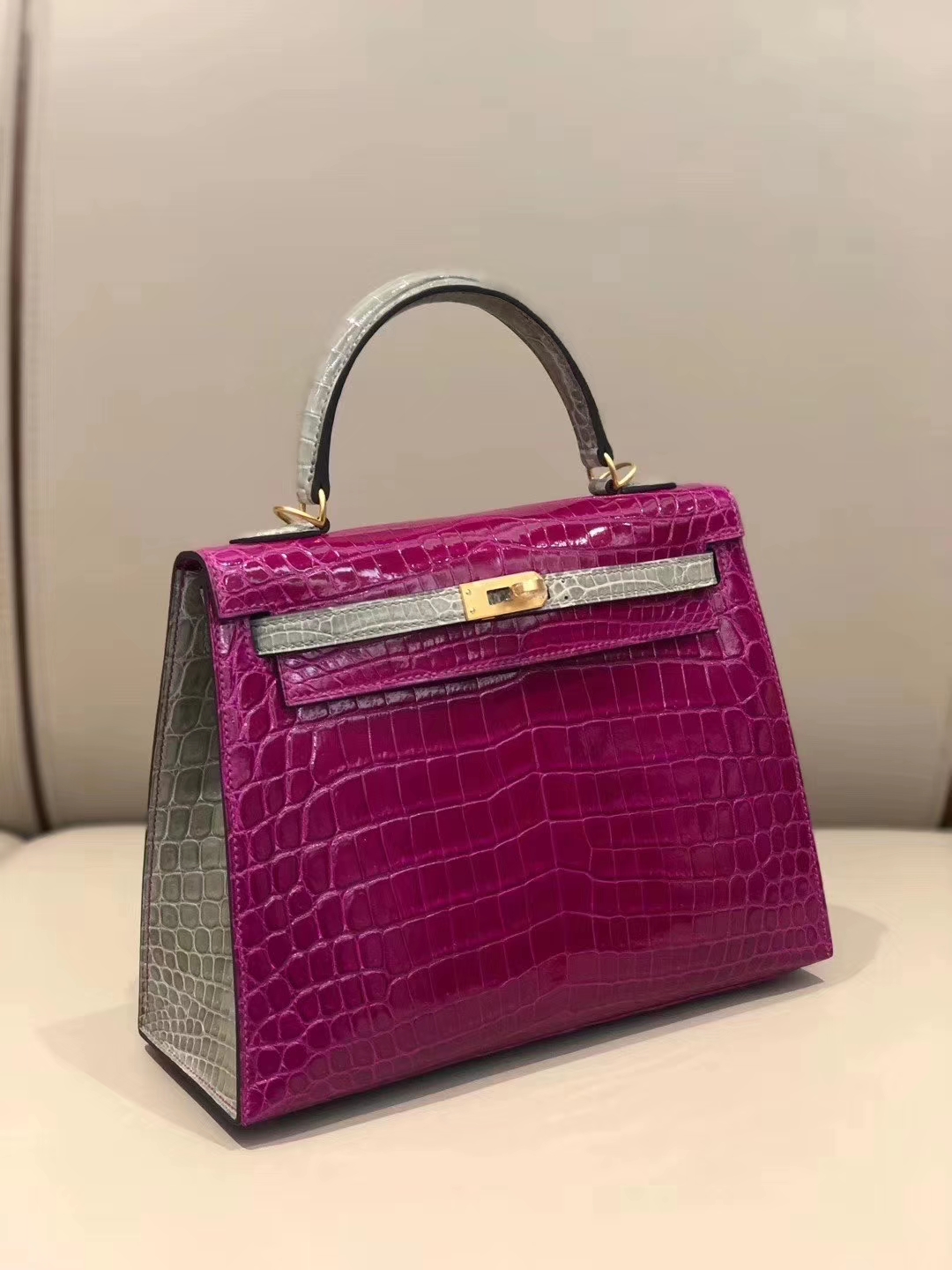 Hermès（爱马仕）Kelly 25cm 亮面鳄鱼J5 天方夜谭粉紫 拼Ck81 斑鸠灰 Gris T 金扣 马蹄印 超美现货