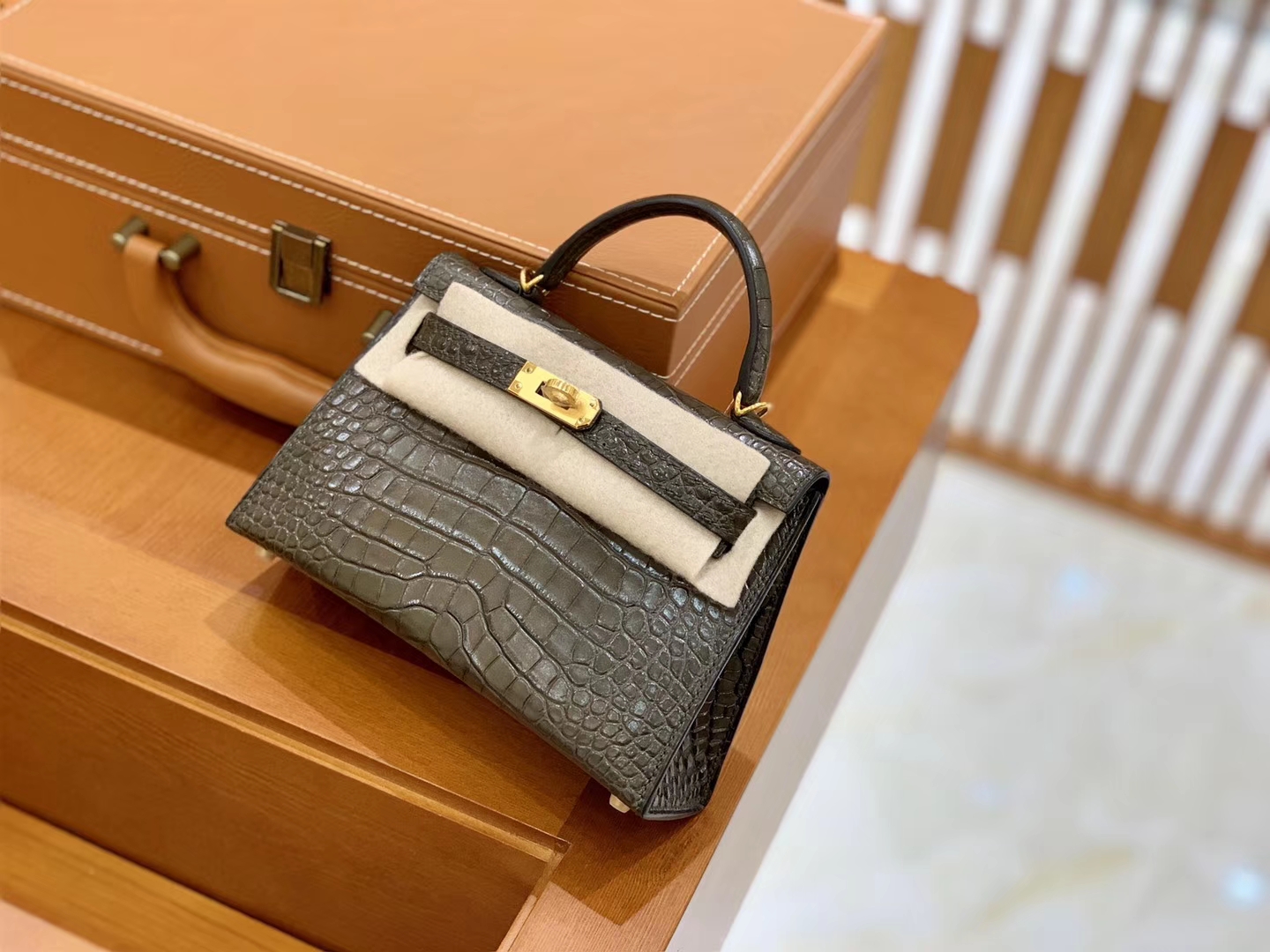 Hermès(爱马仕)Mini Kelly 迷你凯莉 经典黑 雾面鳄鱼 臻品级别 金扣 19cm-拉尔森鳄鱼皮具定制 - 爱马仕包包官网 Hermès(爱马仕)Mini Kelly 迷你凯莉 经典黑 雾面鳄鱼 臻品级别 金扣 19cm