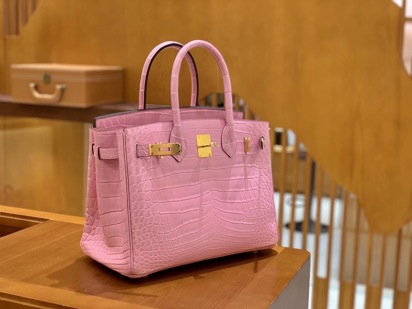 Hermès(爱马仕)Birkin 30cm 樱花粉 金扣 尼罗 两点 鳄鱼皮-拉尔森鳄鱼皮具定制 - 爱马仕包包官网 Hermès(爱马仕)Birkin 30cm 樱花粉 金扣 尼罗 两点 鳄鱼皮