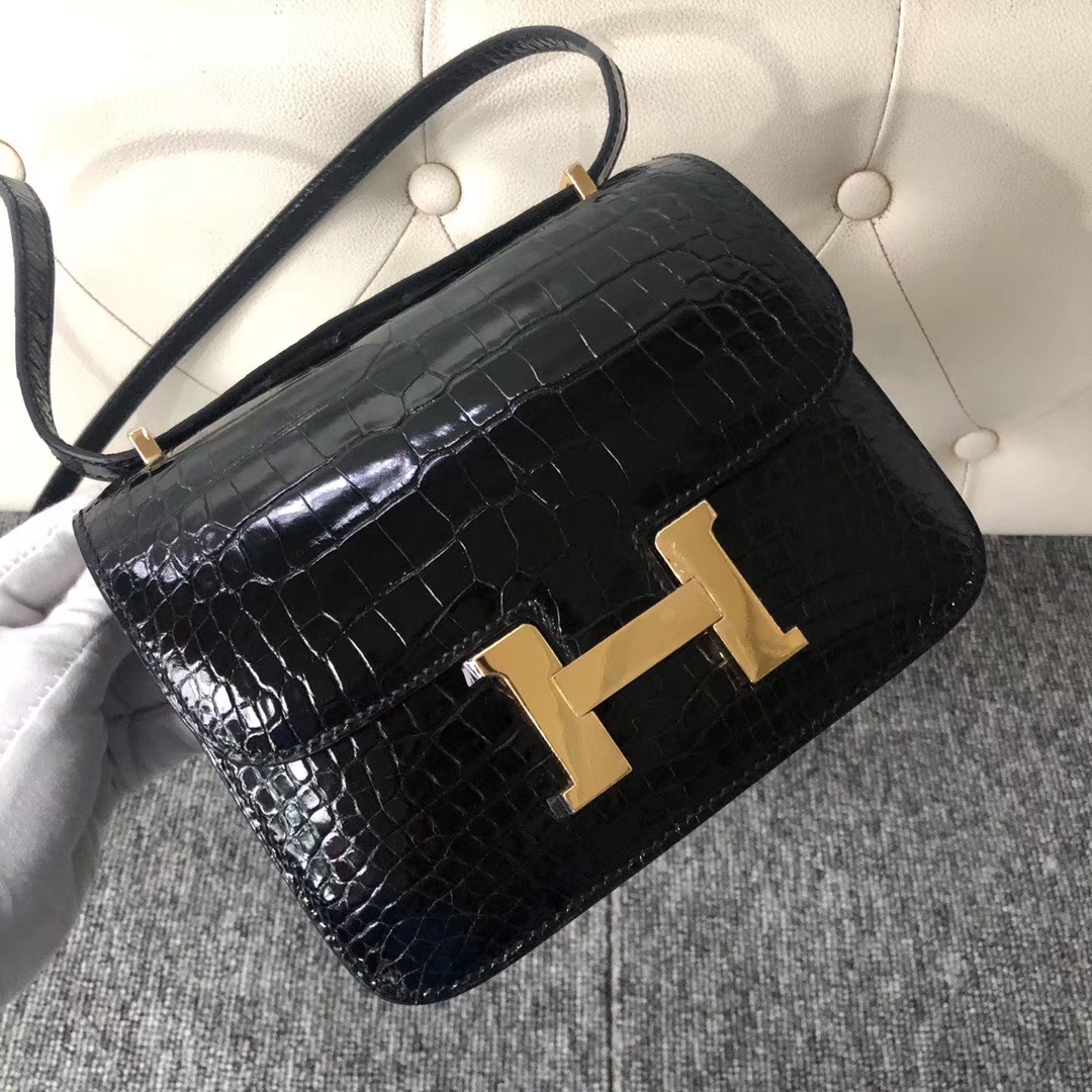 Hermès（爱马仕）Constance 18cm Alligator shiny 亮面鳄鱼 ck89 黑色 Noir 金扣