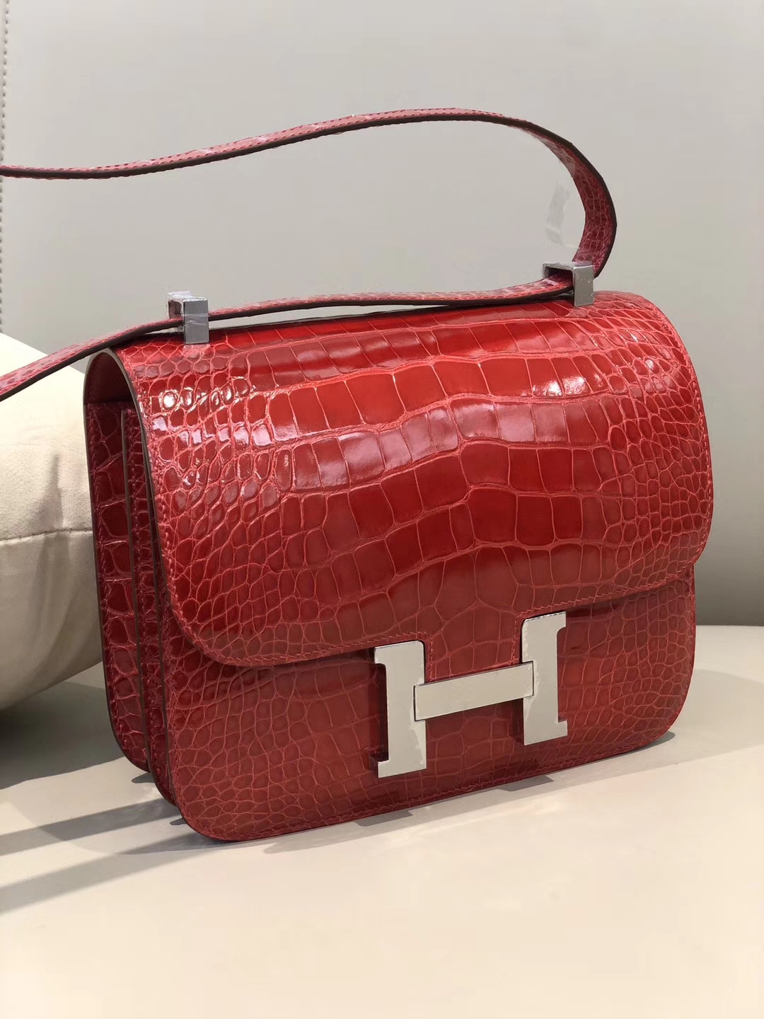 Hermès（爱马仕）Constance 24cm Alligator shiny 亮面鳄鱼 ck95 法拉利红 Braise 银扣 现货