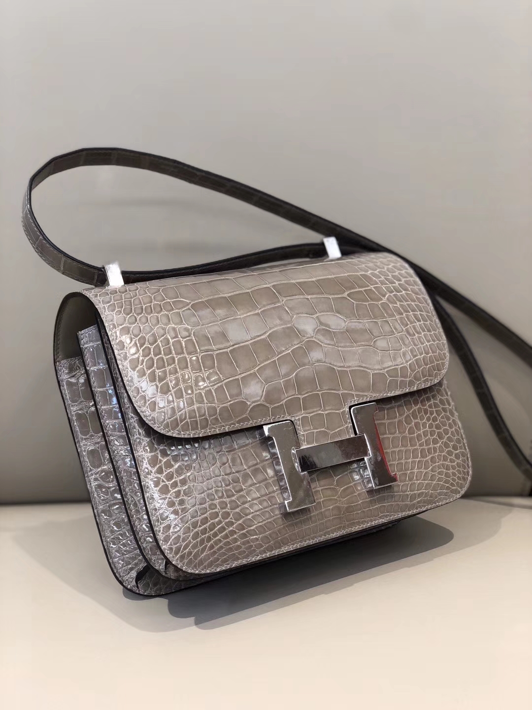 Hermès(爱马仕)Constance 24cm Alligator shiny 亮面鳄鱼 ck81 斑鸠灰 Gris T 银扣 顶级手缝 现货-拉尔森鳄鱼皮具定制 - 爱马仕包包官网 Hermès(爱马仕)Constance 24cm Alligator shiny 亮面鳄鱼 ck81 斑鸠灰 Gris T 银扣 顶级手缝 现货