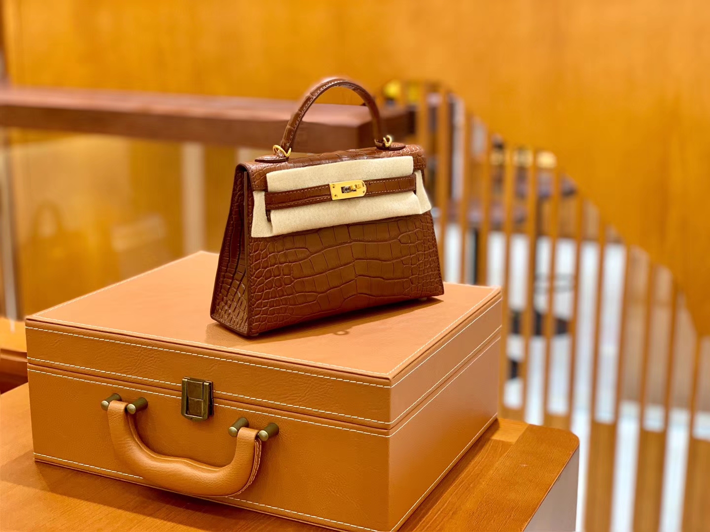 Hermès(爱马仕)Mini Kelly 迷你凯莉 深焦糖棕色 雾面鳄鱼 美洲 臻品级别 金扣 19cm-拉尔森鳄鱼皮具定制 - 爱马仕包包官网 Hermès(爱马仕)Mini Kelly 迷你凯莉 深焦糖棕色 雾面鳄鱼 美洲 臻品级别 金扣 19cm