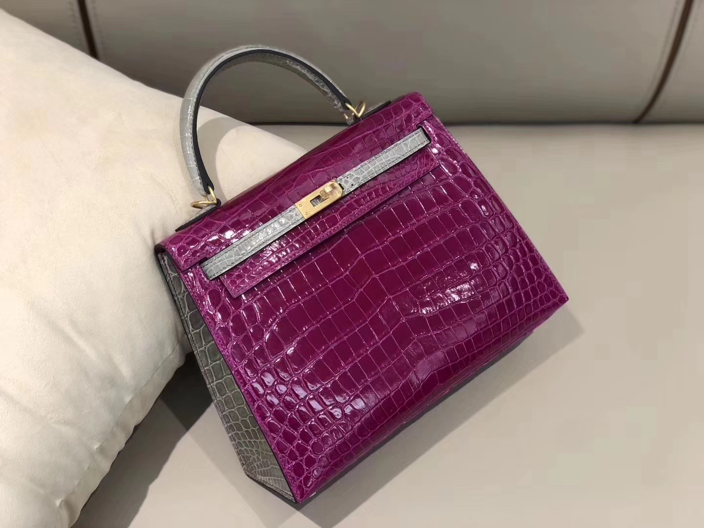 Hermès(爱马仕)Kelly 25cm 亮面鳄鱼J5 天方夜谭粉紫 拼Ck81 斑鸠灰 Gris T 金扣 马蹄印 超美现货-拉尔森鳄鱼皮具定制 - 爱马仕包包官网 Hermès(爱马仕)Kelly 25cm 亮面鳄鱼J5 天方夜谭粉紫 拼Ck81 斑鸠灰 Gris T 金扣 马蹄印 超美现货