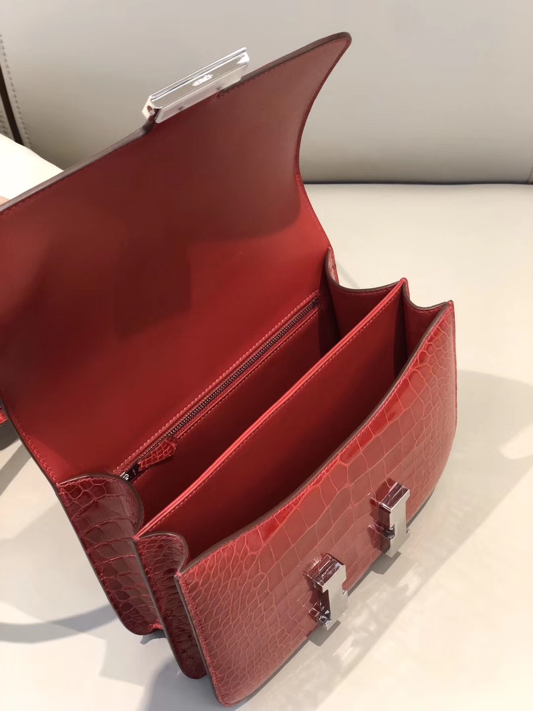 Hermès（爱马仕）Constance 24cm Alligator shiny 亮面鳄鱼 ck95 法拉利红 Braise 银扣 现货