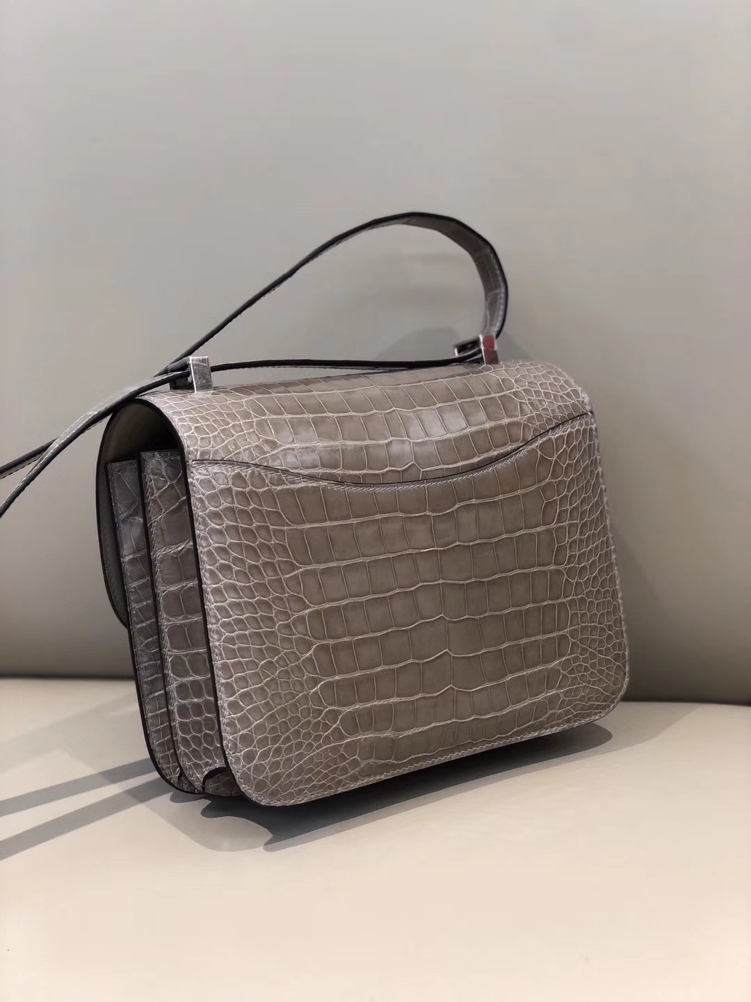 Hermès（爱马仕）Constance 24cm Alligator shiny 亮面鳄鱼 ck81 斑鸠灰 Gris T 银扣 顶级手缝 现货
