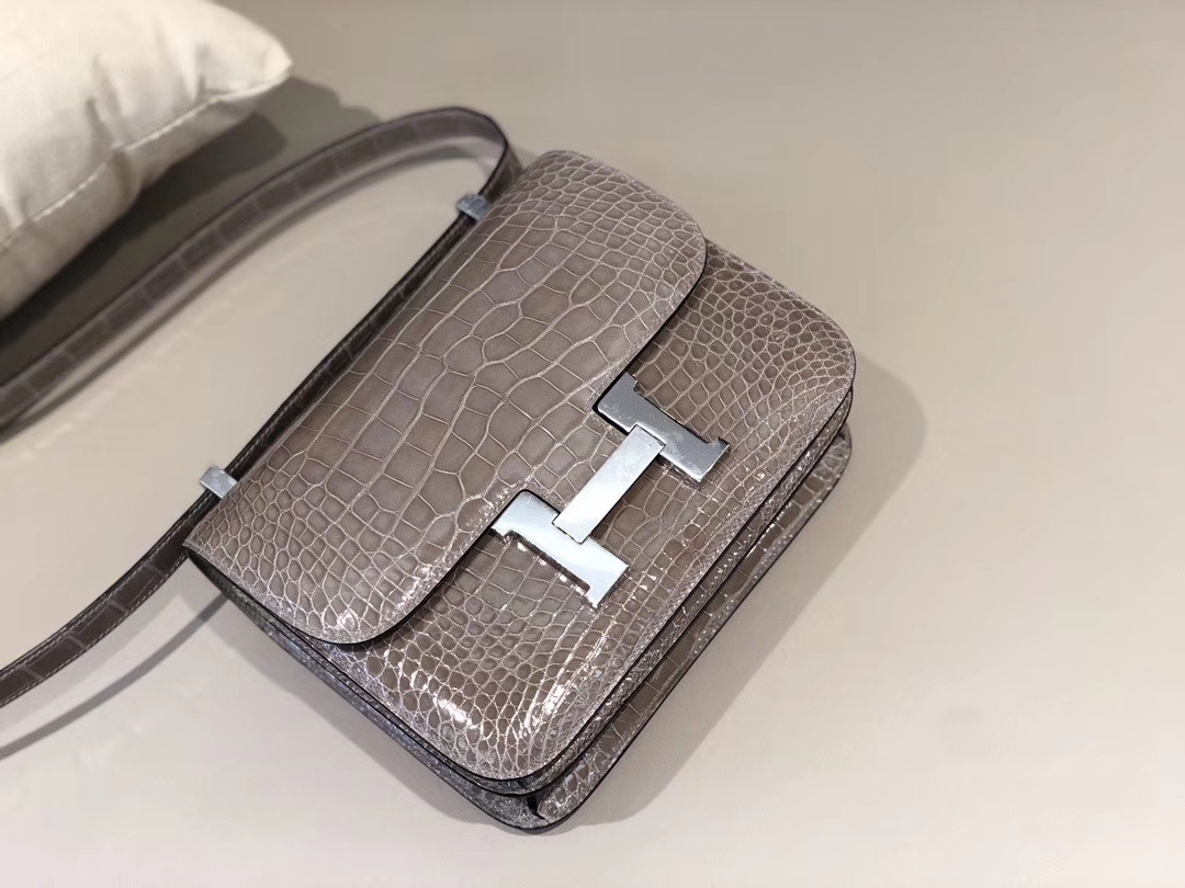 Hermès（爱马仕）Constance 24cm Alligator shiny 亮面鳄鱼 ck81 斑鸠灰 Gris T 银扣 顶级手缝 现货