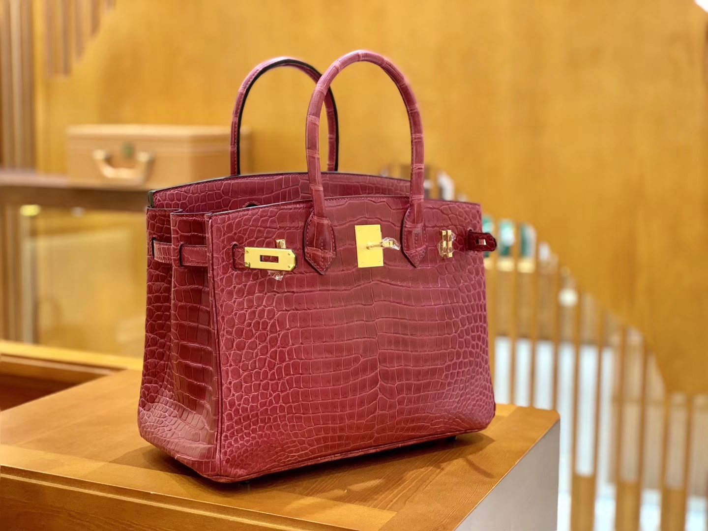 Hermès(爱马仕)Birkin 30cm 石榴红 金扣 尼罗 雾面 两点 鳄鱼皮 全手工-拉尔森鳄鱼皮具定制 - 爱马仕包包官网 Hermès(爱马仕)Birkin 30cm 石榴红 金扣 尼罗 雾面 两点 鳄鱼皮 全手工
