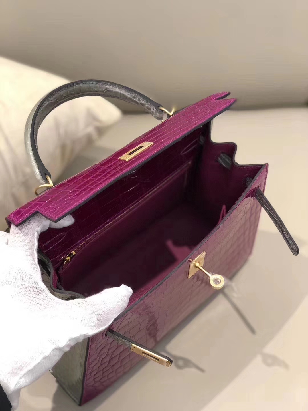 Hermès（爱马仕）Kelly 25cm 亮面鳄鱼J5 天方夜谭粉紫 拼Ck81 斑鸠灰 Gris T 金扣 马蹄印 超美现货