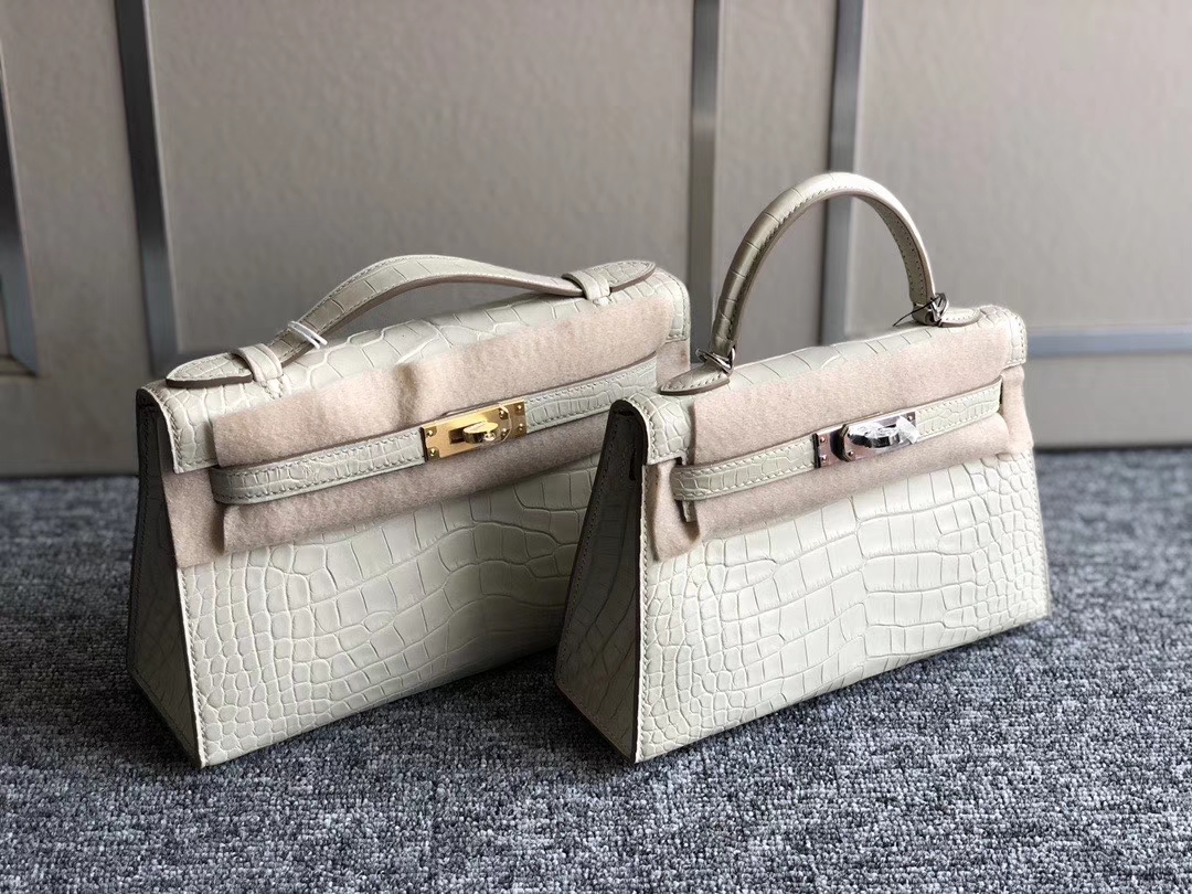 Hermès(爱马仕)Mini kelly pochette 22cm 雾面鳄鱼 8L 奶油白 Beton 金扣 银扣-拉尔森鳄鱼皮具定制 - 爱马仕包包官网 Hermès(爱马仕)Mini kelly pochette 22cm 雾面鳄鱼 8L 奶油白 Beton 金扣 银扣