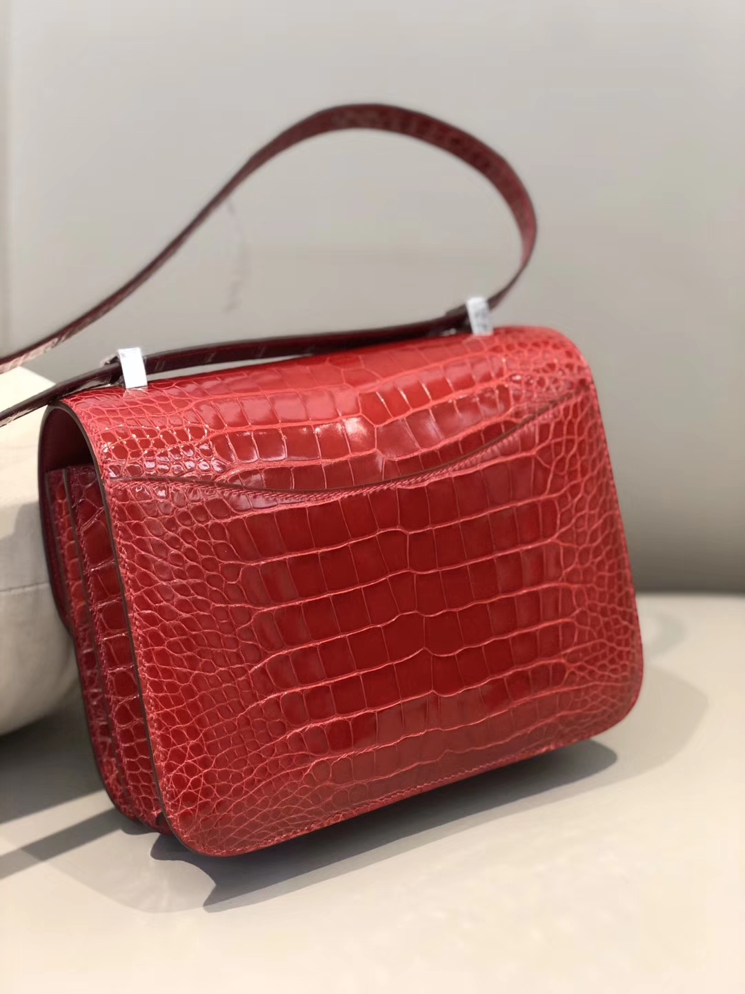 Hermès（爱马仕）Constance 24cm Alligator shiny 亮面鳄鱼 ck95 法拉利红 Braise 银扣 现货