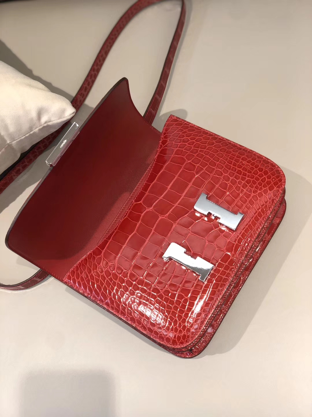 Hermès（爱马仕）Constance 24cm Alligator shiny 亮面鳄鱼 ck95 法拉利红 Braise 银扣 现货