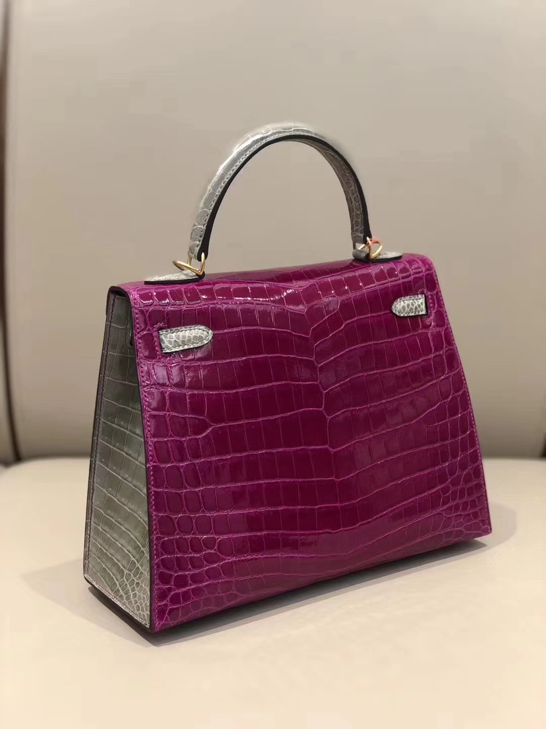 Hermès（爱马仕）Kelly 25cm 亮面鳄鱼J5 天方夜谭粉紫 拼Ck81 斑鸠灰 Gris T 金扣 马蹄印 超美现货