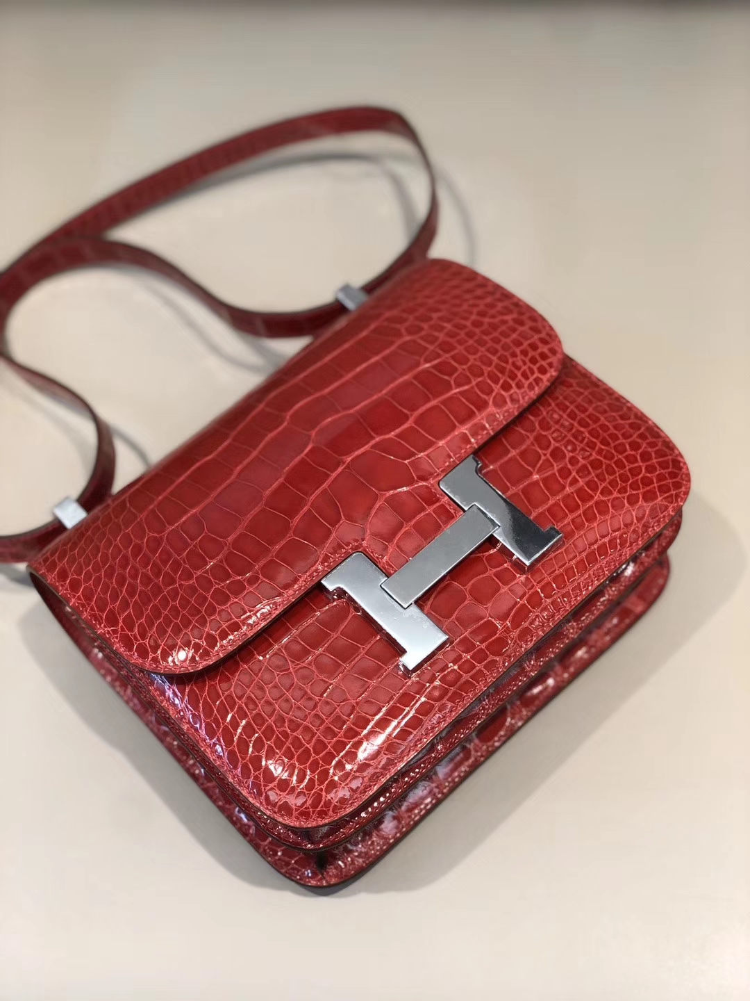 Hermès(爱马仕)Constance 24cm Alligator shiny 亮面鳄鱼 ck95 法拉利红 Braise 银扣 现货-拉尔森鳄鱼皮具定制 - 爱马仕包包官网 Hermès(爱马仕)Constance 24cm Alligator shiny 亮面鳄鱼 ck95 法拉利红 Braise 银扣 现货