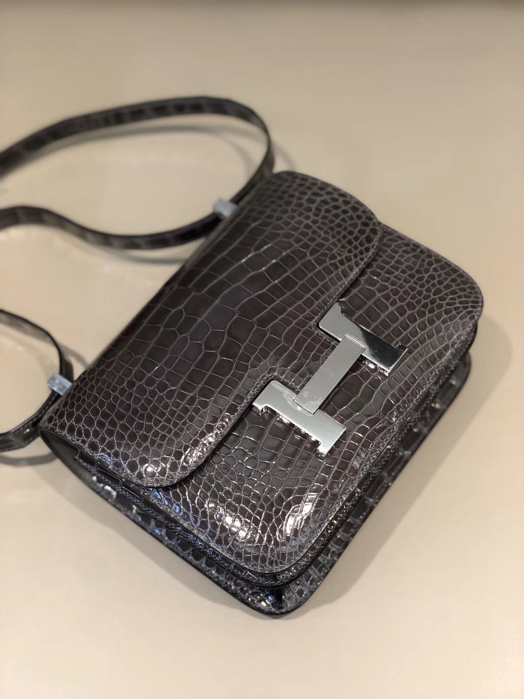 Hermès(爱马仕)Constance 空姐包 24cm Alligator shiny 亮面鳄鱼 ck88 石墨灰 Graphite 银扣 现货-拉尔森鳄鱼皮具定制 - 爱马仕包包官网 Hermès(爱马仕)Constance 空姐包 24cm Alligator shiny 亮面鳄鱼 ck88 石墨灰 Graphite 银扣 现货