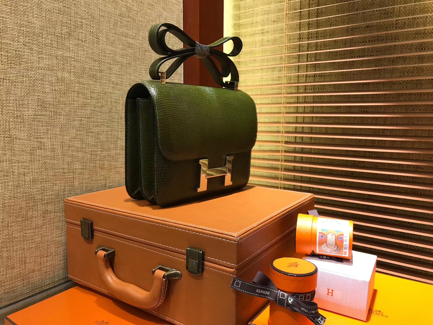 Hermès(爱马仕)Constance 空姐包 蜥蜴皮 橄榄绿 银扣 24cm-拉尔森鳄鱼皮具定制 - 爱马仕包包官网 Hermès(爱马仕)Constance 空姐包 蜥蜴皮 橄榄绿 银扣 24cm