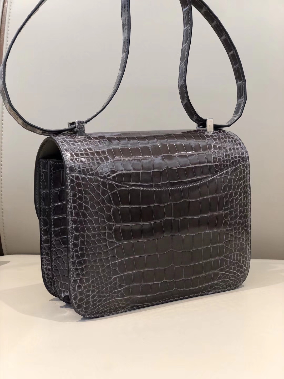 Hermès（爱马仕）Constance 空姐包 24cm Alligator shiny 亮面鳄鱼 ck88 石墨灰 Graphite 银扣 现货
