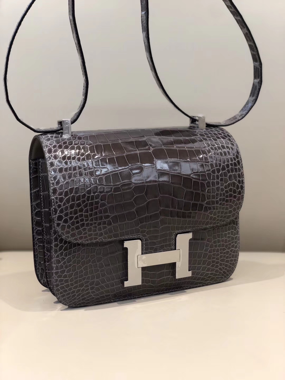 Hermès（爱马仕）Constance 空姐包 24cm Alligator shiny 亮面鳄鱼 ck88 石墨灰 Graphite 银扣 现货