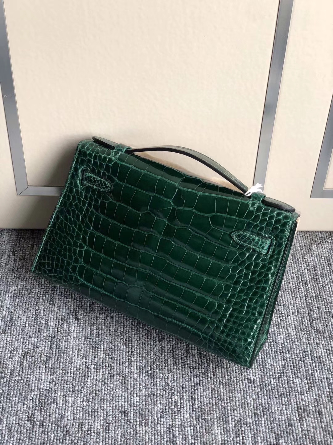 Hermès(爱马仕)Mini kelly pochette 22cm 亮面鳄鱼 ck67 祖母绿 金扣 手拿包 晚宴包 现货-拉尔森鳄鱼皮具定制 - 爱马仕包包官网 Hermès(爱马仕)Mini kelly pochette 22cm 亮面鳄鱼 ck67 祖母绿 金扣 手拿包 晚宴包 现货
