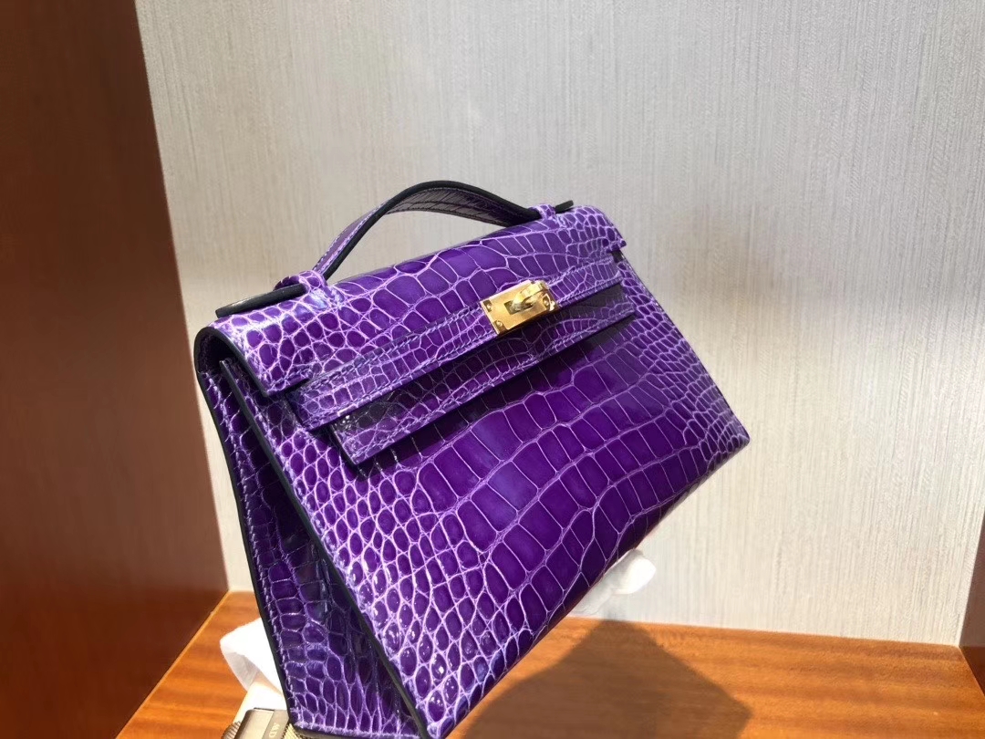 Hermès(爱马仕)Mini kelly pochette Alligator shiny 亮面鳄鱼 5L 极度紫 金扣 手拿包 晚宴包 22cm 现货-拉尔森鳄鱼皮具定制 - 爱马仕包包官网 Hermès(爱马仕)Mini kelly pochette Alligator shiny 亮面鳄鱼 5L 极度紫 金扣 手拿包 晚宴包 22cm 现货