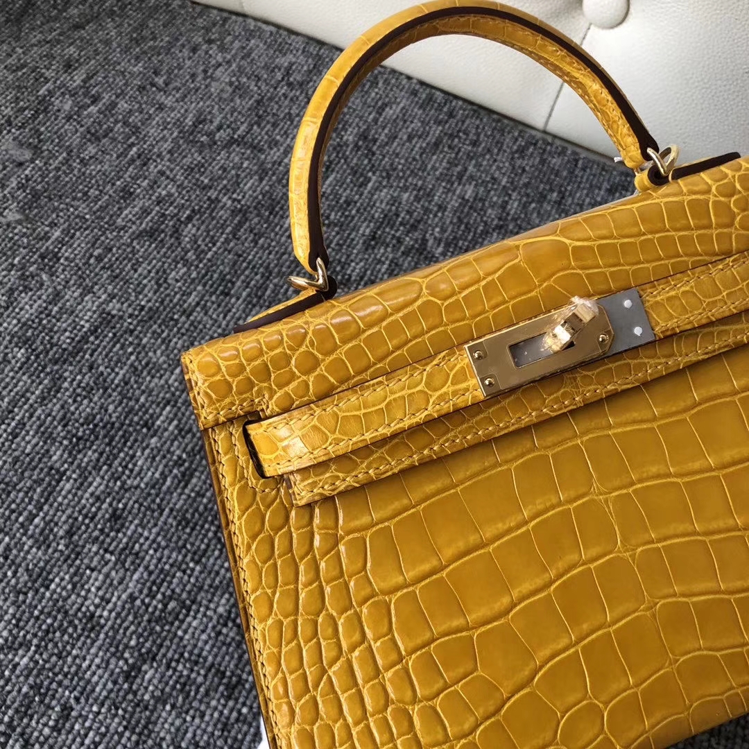 Hermès(爱马仕)Mini kelly ll Alligator shiny 亮面鳄鱼 9D 琥珀黄 Ambre 金扣 顶级手缝 现货-拉尔森鳄鱼皮具定制 - 爱马仕包包官网 Hermès(爱马仕)Mini kelly ll Alligator shiny 亮面鳄鱼 9D 琥珀黄 Ambre 金扣 顶级手缝 现货