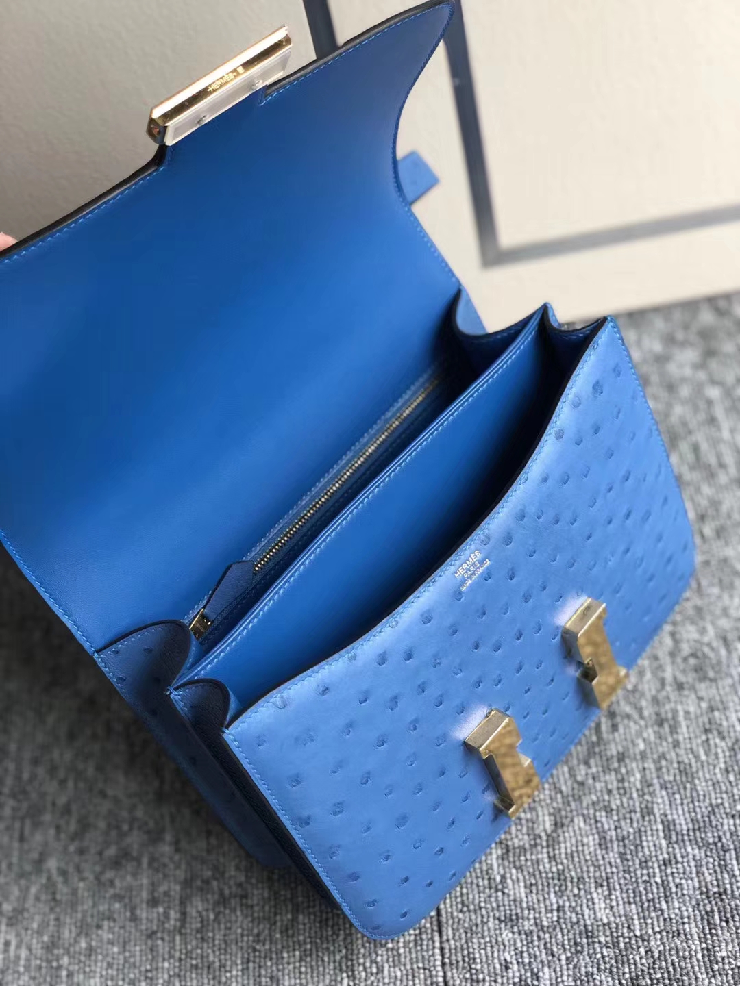 Hermès(爱马仕)Constance 23cm kk ostrich 顶级鸵鸟皮 7Q希腊蓝 蜡线全手工 金扣-拉尔森鳄鱼皮具定制 - 爱马仕包包官网 Hermès(爱马仕)Constance 23cm kk ostrich 顶级鸵鸟皮 7Q希腊蓝 蜡线全手工 金扣