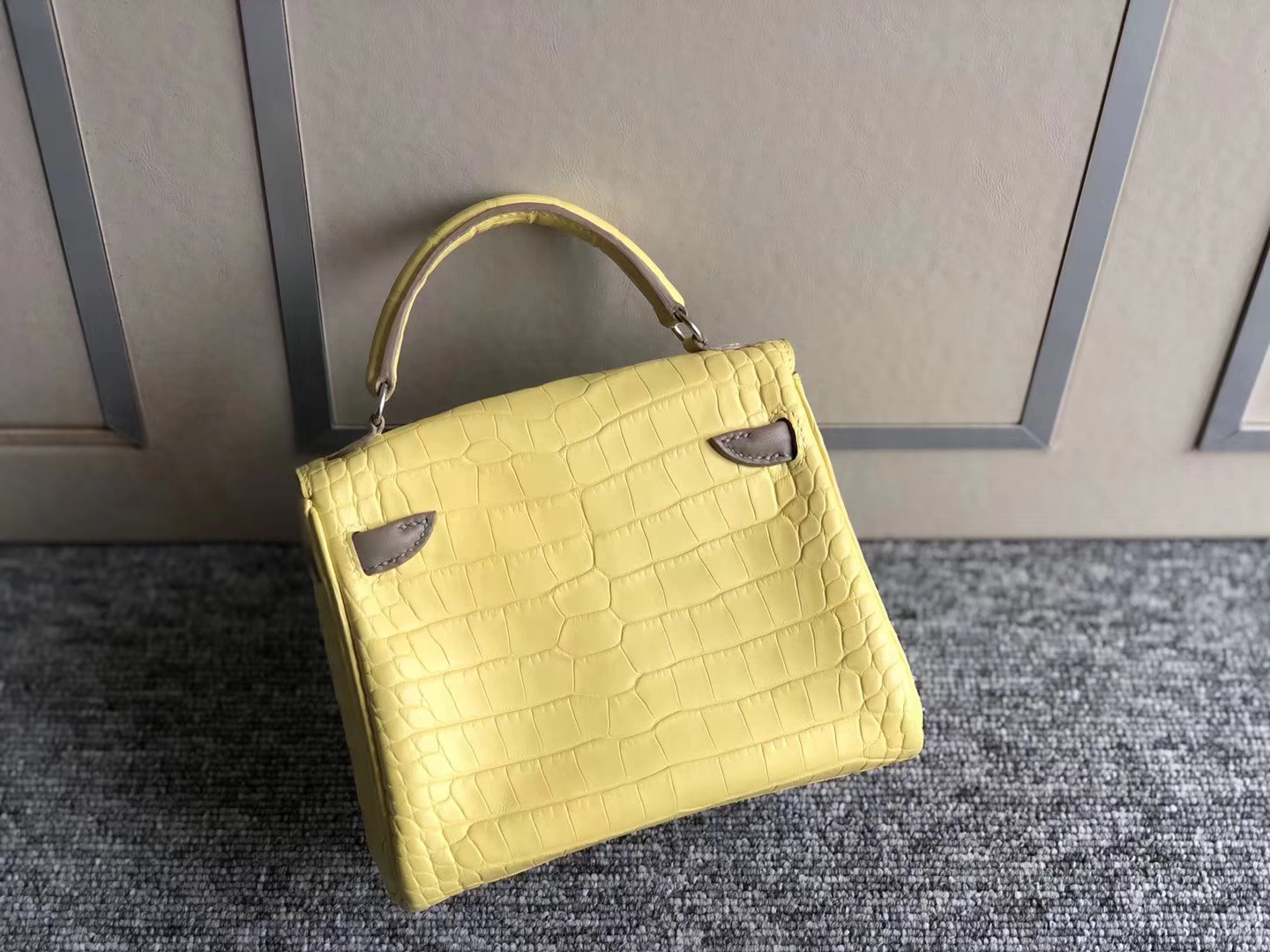 Hermès（爱马仕） Kelly doll 娃娃包 柠檬黄 雾面美洲鳄 银扣 16cm 现货