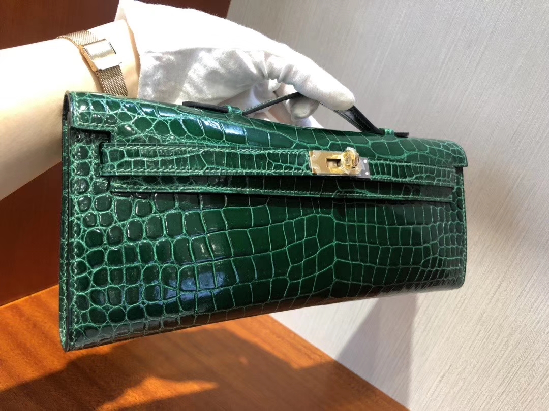 Hermès(爱马仕)Kelly cut 31cm Porosus shiny 亮面澳洲湾鳄鳄鱼 ck67 祖母绿 vert fonce 金扣 手拿包 晚宴包 现货-拉尔森鳄鱼皮具定制 - 爱马仕包包官网 Hermès(爱马仕)Kelly cut 31cm Porosus shiny 亮面澳洲湾鳄鳄鱼 ck67 祖母绿 vert fonce 金扣 手拿包 晚宴包 现货