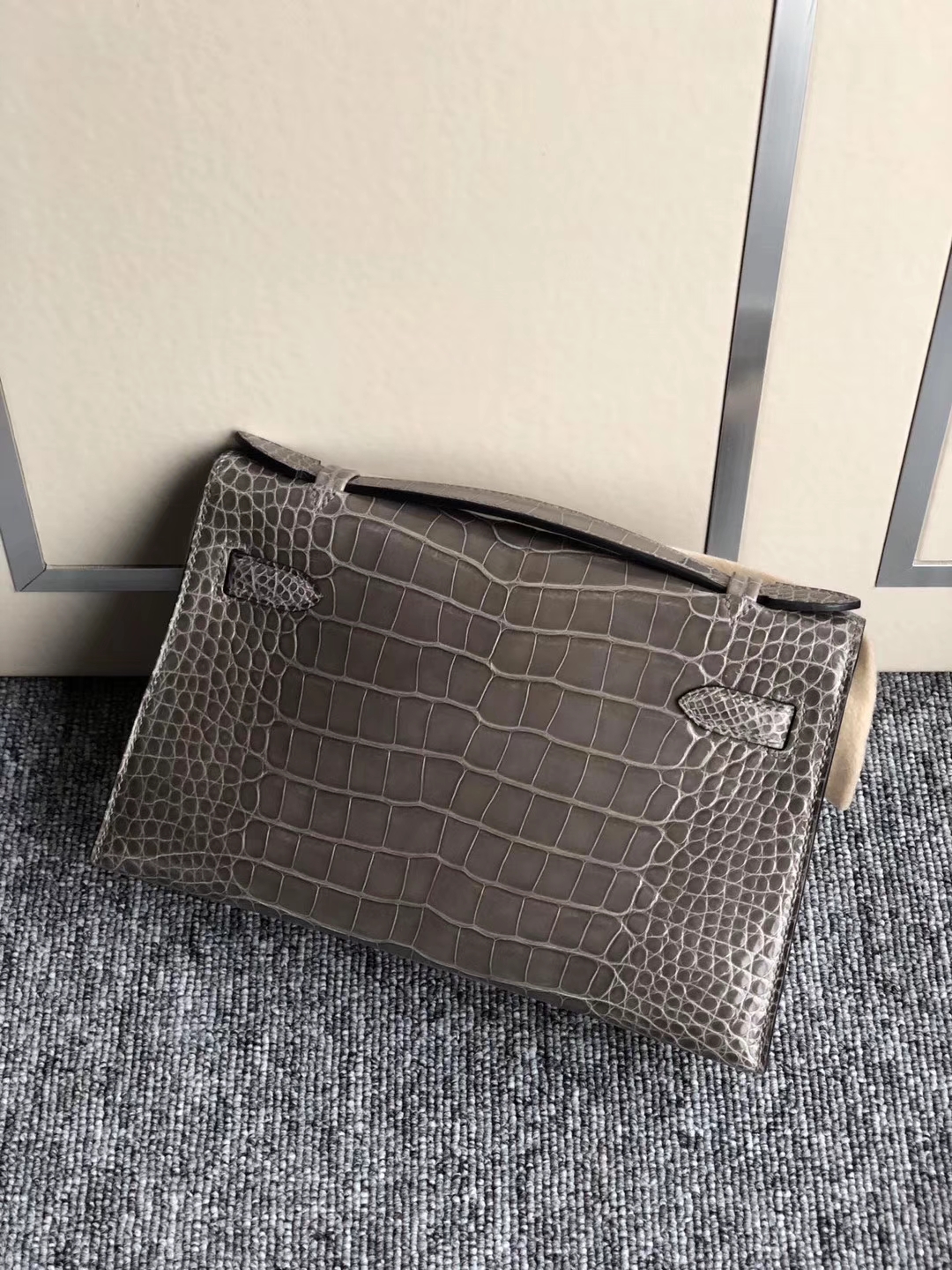 Hermès(爱马仕)Mini kelly pochette 22cm 亮面鳄鱼 ck81 斑鸠灰 金扣 手拿包 晚宴包 现货-拉尔森鳄鱼皮具定制 - 爱马仕包包官网 Hermès(爱马仕)Mini kelly pochette 22cm 亮面鳄鱼 ck81 斑鸠灰 金扣 手拿包 晚宴包 现货