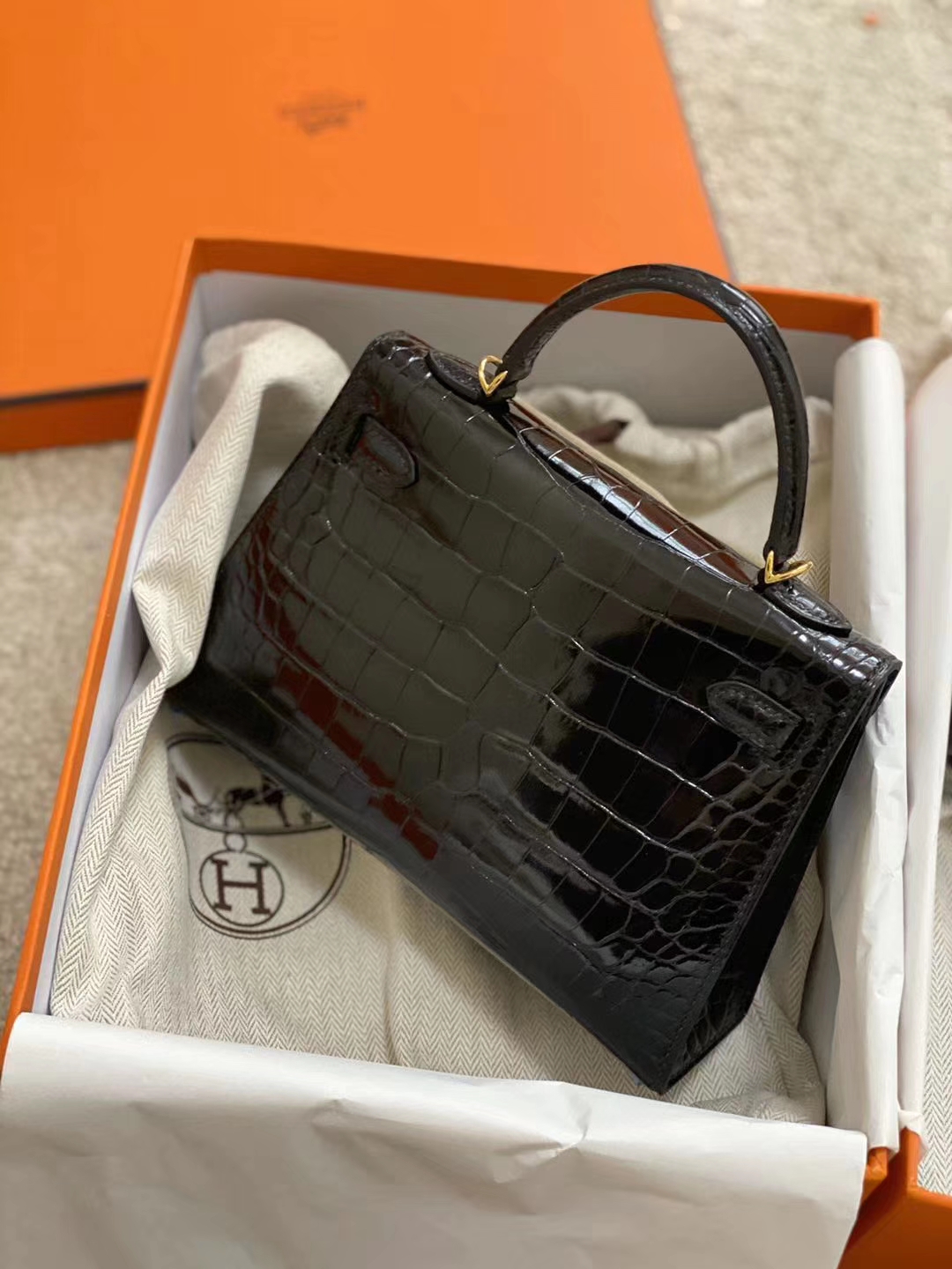 Hermès(爱马仕)Kelly 2代 19cm shiny alligator crocodile 亮面美洲鳄 ck89黑色 蜡线全手工 金扣-拉尔森鳄鱼皮具定制 - 爱马仕包包官网 Hermès(爱马仕)Kelly 2代 19cm shiny alligator crocodile 亮面美洲鳄 ck89黑色 蜡线全手工 金扣