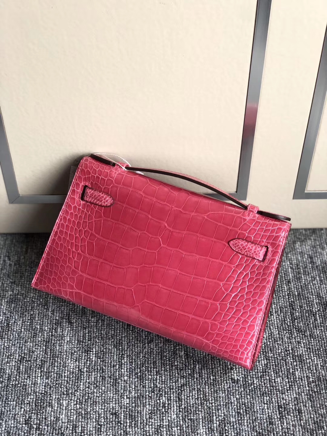 Hermès(爱马仕)Mini kelly pochette 22cm 亮面鳄鱼 E5 桃红 桃粉 金扣 手拿包 晚宴包 现货-拉尔森鳄鱼皮具定制 - 爱马仕包包官网 Hermès(爱马仕)Mini kelly pochette 22cm 亮面鳄鱼 E5 桃红 桃粉 金扣 手拿包 晚宴包 现货