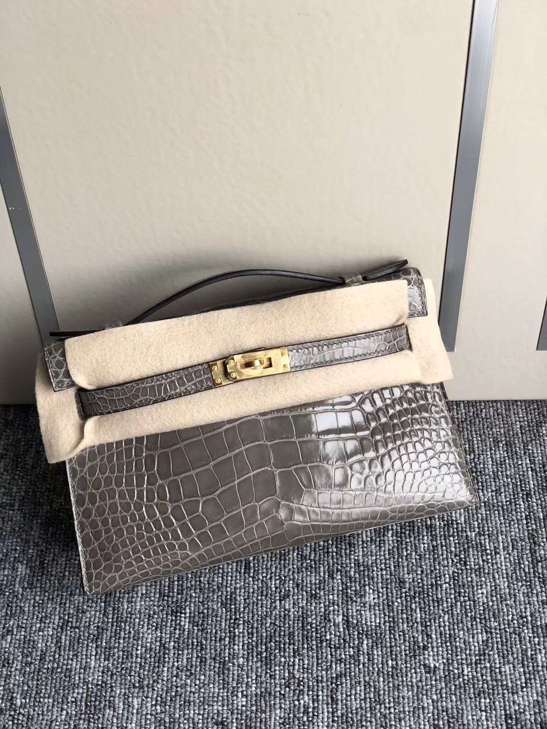 Hermès（爱马仕）Mini kelly pochette 22cm 亮面鳄鱼 ck81 斑鸠灰  金扣 手拿包 晚宴包 现货