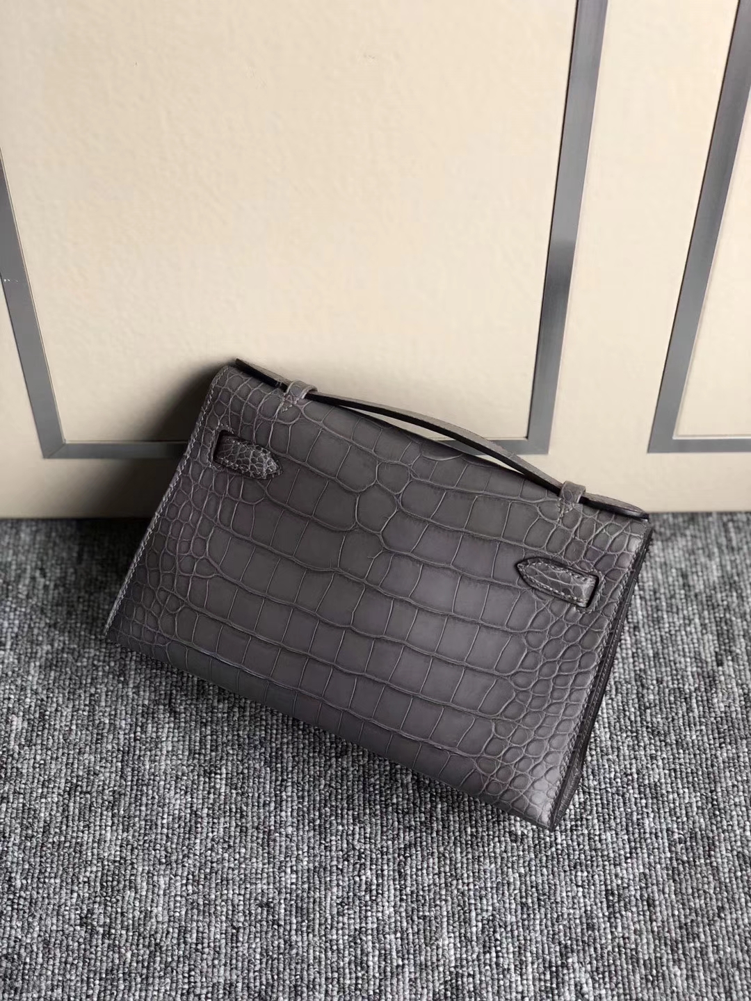 Hermès(爱马仕)Mini kelly pochette 22cm 雾面鳄鱼 巴黎灰 金扣 手拿包 晚宴包 现货-拉尔森鳄鱼皮具定制 - 爱马仕包包官网 Hermès(爱马仕)Mini kelly pochette 22cm 雾面鳄鱼 巴黎灰 金扣 手拿包 晚宴包 现货