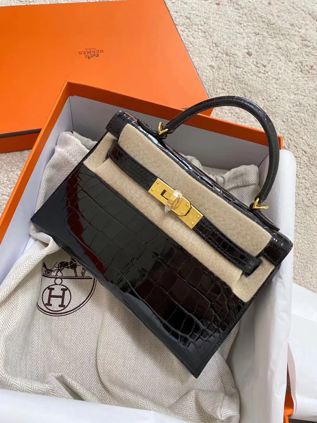 Hermès（爱马仕）Kelly 2代 19cm shiny alligator crocodile 亮面美洲鳄 ck89黑色 蜡线全手工 金扣