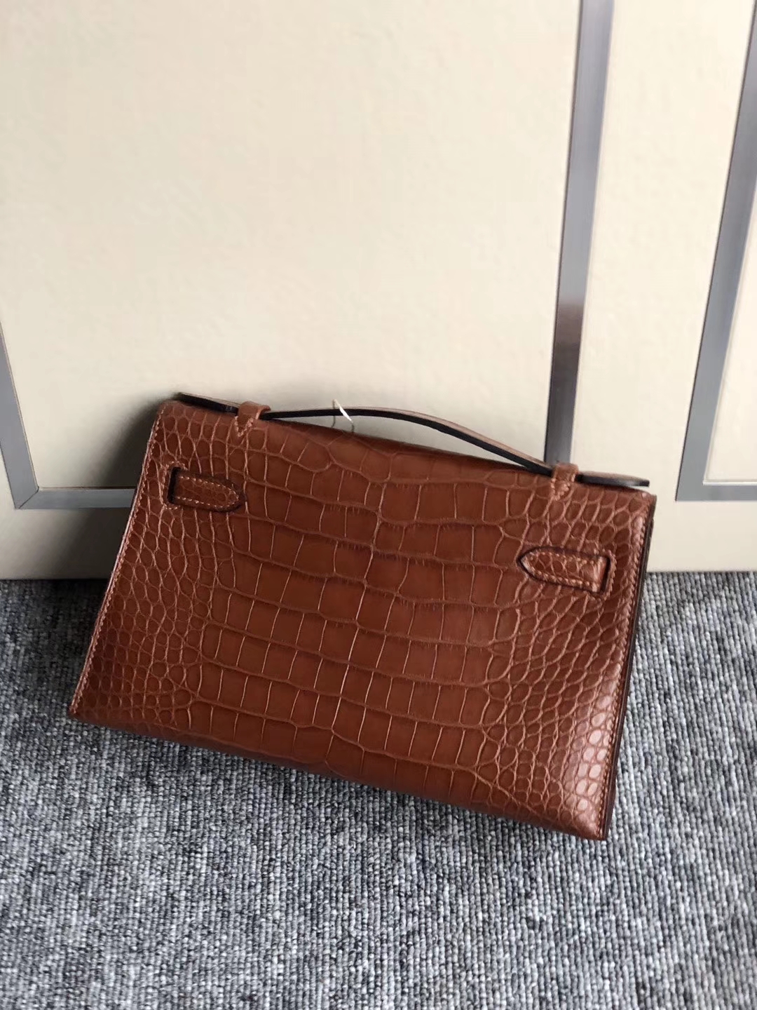 Hermès(爱马仕)Mini kelly pochette 22cm 雾面鳄鱼 4D 棕色 大地色 金扣 手拿包 晚宴包 现货-拉尔森鳄鱼皮具定制 - 爱马仕包包官网 Hermès(爱马仕)Mini kelly pochette 22cm 雾面鳄鱼 4D 棕色 大地色 金扣 手拿包 晚宴包 现货