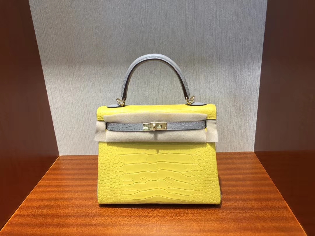 Hermès(爱马仕)Kelly 25cm Alligator matt 雾面鳄鱼 M9 冰凝黄 拼 ck80 珍珠灰 grey pearl 马蹄印 顶级手缝-拉尔森鳄鱼皮具定制 - 爱马仕包包官网 Hermès(爱马仕)Kelly 25cm Alligator matt 雾面鳄鱼 M9 冰凝黄 拼 ck80 珍珠灰 grey pearl 马蹄印 顶级手缝