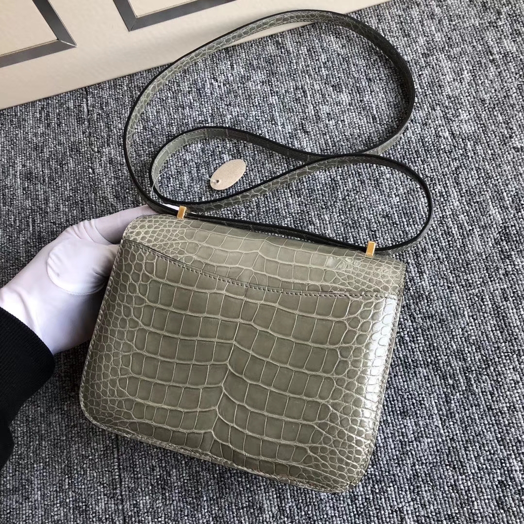 Hermès(爱马仕)Constance 18cm Alligator shiny 亮面鳄鱼 ck81 斑鸠灰 Gris T 金扣 顶级手缝 现货-拉尔森鳄鱼皮具定制 - 爱马仕包包官网 Hermès(爱马仕)Constance 18cm Alligator shiny 亮面鳄鱼 ck81 斑鸠灰 Gris T 金扣 顶级手缝 现货