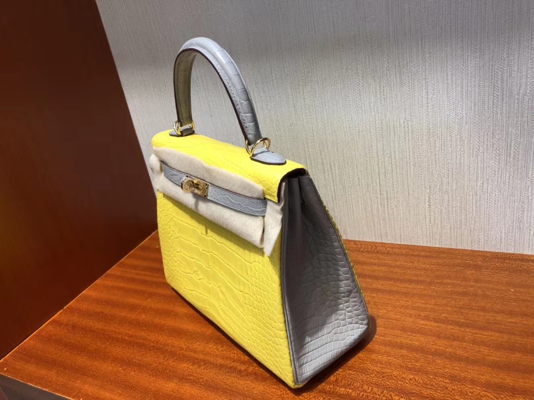 Hermès(爱马仕)Kelly 25cm Alligator matt 雾面鳄鱼 M9 冰凝黄 拼 ck80 珍珠灰 grey pearl 马蹄印 顶级手缝-拉尔森鳄鱼皮具定制 - 爱马仕包包官网 Hermès(爱马仕)Kelly 25cm Alligator matt 雾面鳄鱼 M9 冰凝黄 拼 ck80 珍珠灰 grey pearl 马蹄印 顶级手缝
