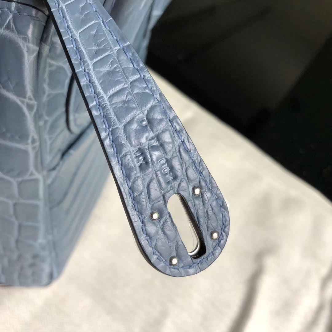 Hermès(爱马仕)Lindy 26cm Crocodile matt 雾面鳄鱼 雾霾蓝 银扣 顶级手缝 定制-拉尔森鳄鱼皮具定制 - 爱马仕包包官网 Hermès(爱马仕)Lindy 26cm Crocodile matt 雾面鳄鱼 雾霾蓝 银扣 顶级手缝 定制