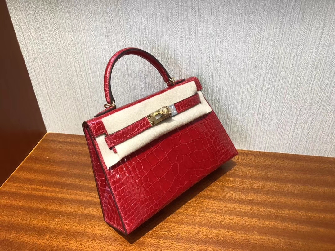 Hermès(爱马仕)Mini kelly 迷你凯莉 亮面鳄鱼 ck95 法拉利红 Braise 金扣 顶级手缝 2代 现货-拉尔森鳄鱼皮具定制 - 爱马仕包包官网 Hermès(爱马仕)Mini kelly 迷你凯莉 亮面鳄鱼 ck95 法拉利红 Braise 金扣 顶级手缝 2代 现货