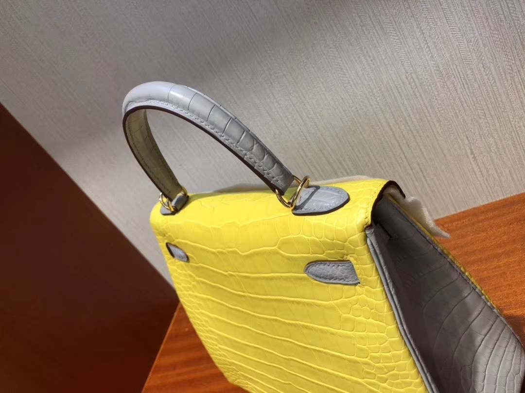 Hermès(爱马仕)Kelly 25cm Alligator matt 雾面鳄鱼 M9 冰凝黄 拼 ck80 珍珠灰 grey pearl 马蹄印 顶级手缝-拉尔森鳄鱼皮具定制 - 爱马仕包包官网 Hermès(爱马仕)Kelly 25cm Alligator matt 雾面鳄鱼 M9 冰凝黄 拼 ck80 珍珠灰 grey pearl 马蹄印 顶级手缝